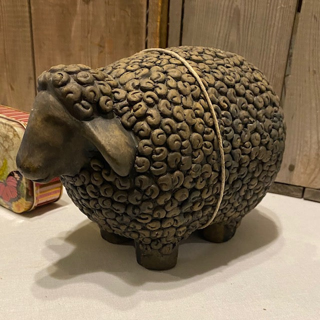 Skulptur eines Schafes – der Blick geradeaus gerichtet ist