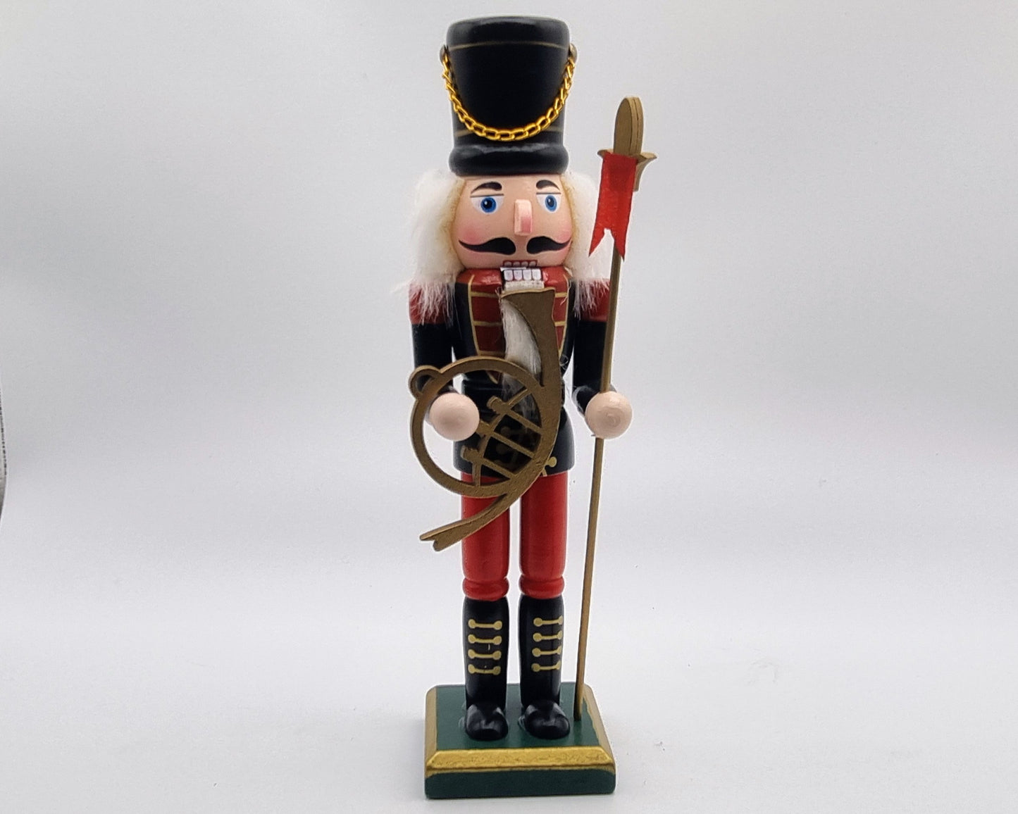 Weihnachtsstatue eines Mannes mit einem Horn.