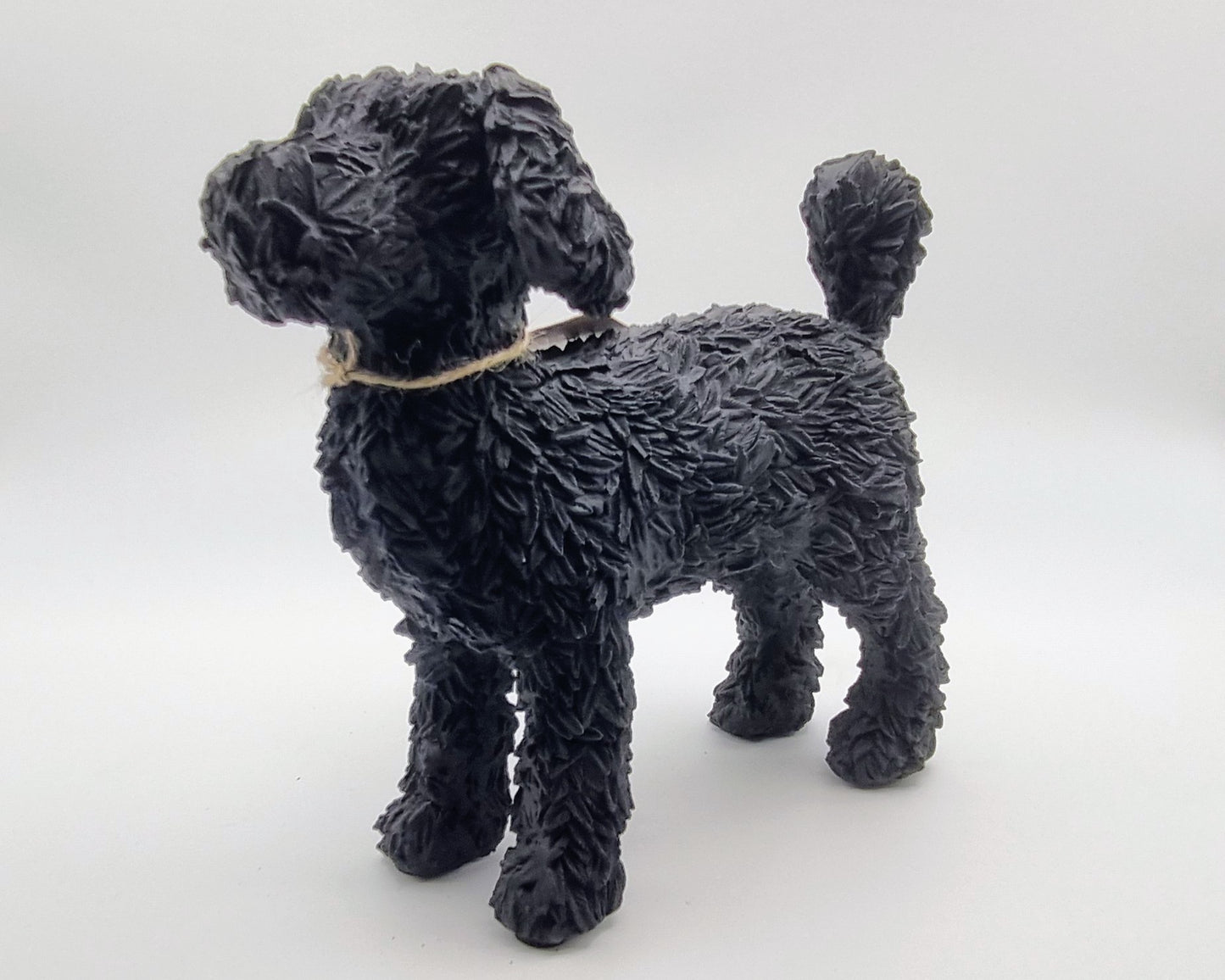 Abbildung eines Labradoodles (schwarz und stehend)