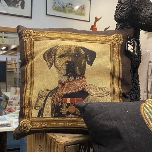 Cushion with stately dog ​​portrait.