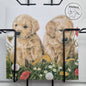 Quadratische Karte - Die Blumen draußen zusammenstellen. Golden Retriever-Welpen im Gras