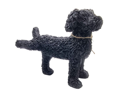 Bild eines Labradoodles beim Urinieren