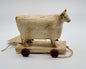 Kuh aus Holz auf Wagen