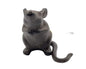 Gusseiserne Statue einer Maus