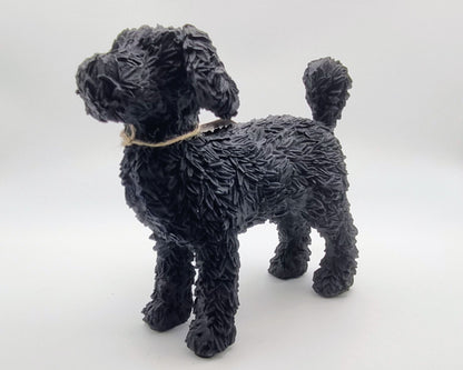 Abbildung eines Labradoodles (schwarz und stehend)